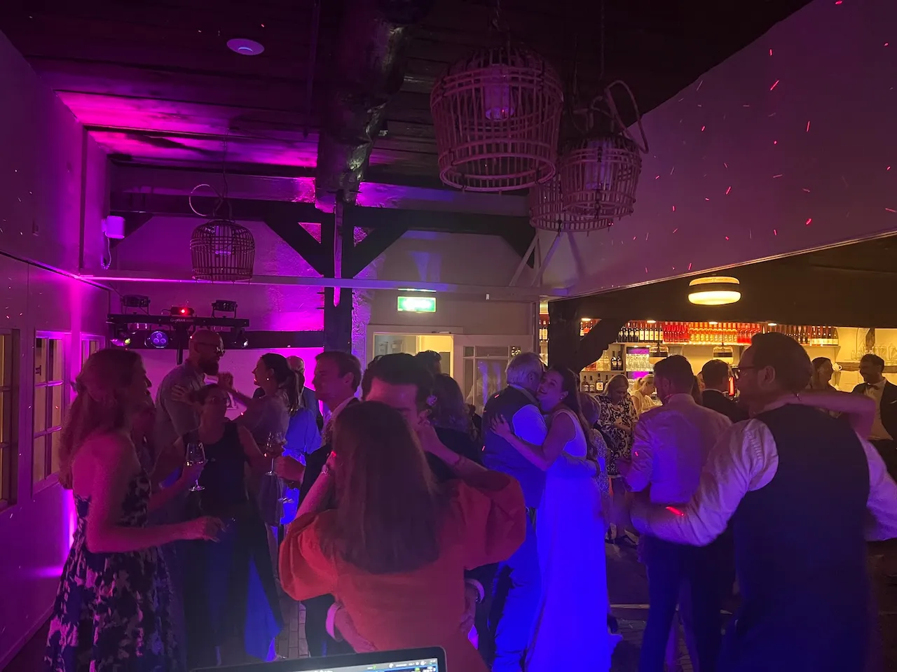 DJ Marco Schmidt - Tanzende Menschen auf der Tanzfläche