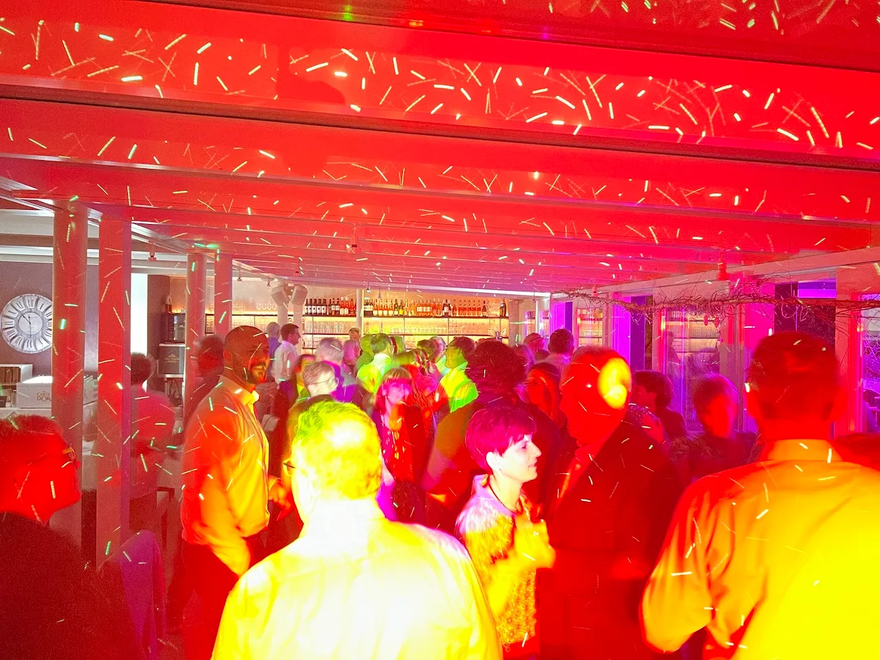 DJ Marco Schmidt - Tanzende Menschen auf der Tanzfläche