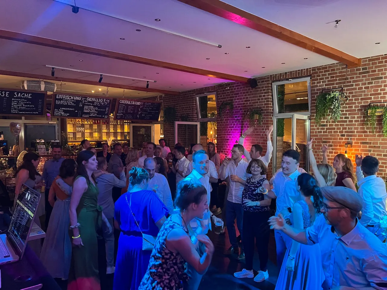 dj, dj hamburg, dj hochzeit, dj lübeck, dj kiel, dj schleswig holstein, dj heidekreis, dj event, dj lüneburg, dj firmenfeier, dj weihnachtsfeier, dj geburtstag, discjockey buchen, dj hochzeit hamburg, musik hochzeit,