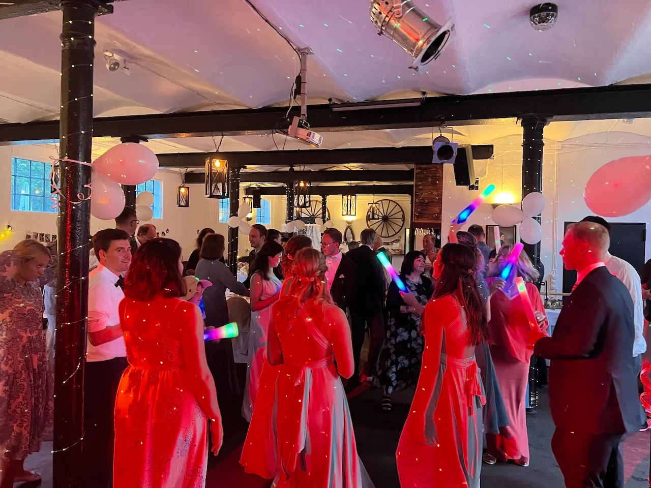 DJ Marco Schmidt - Tanzende Menschen auf der Tanzfläche