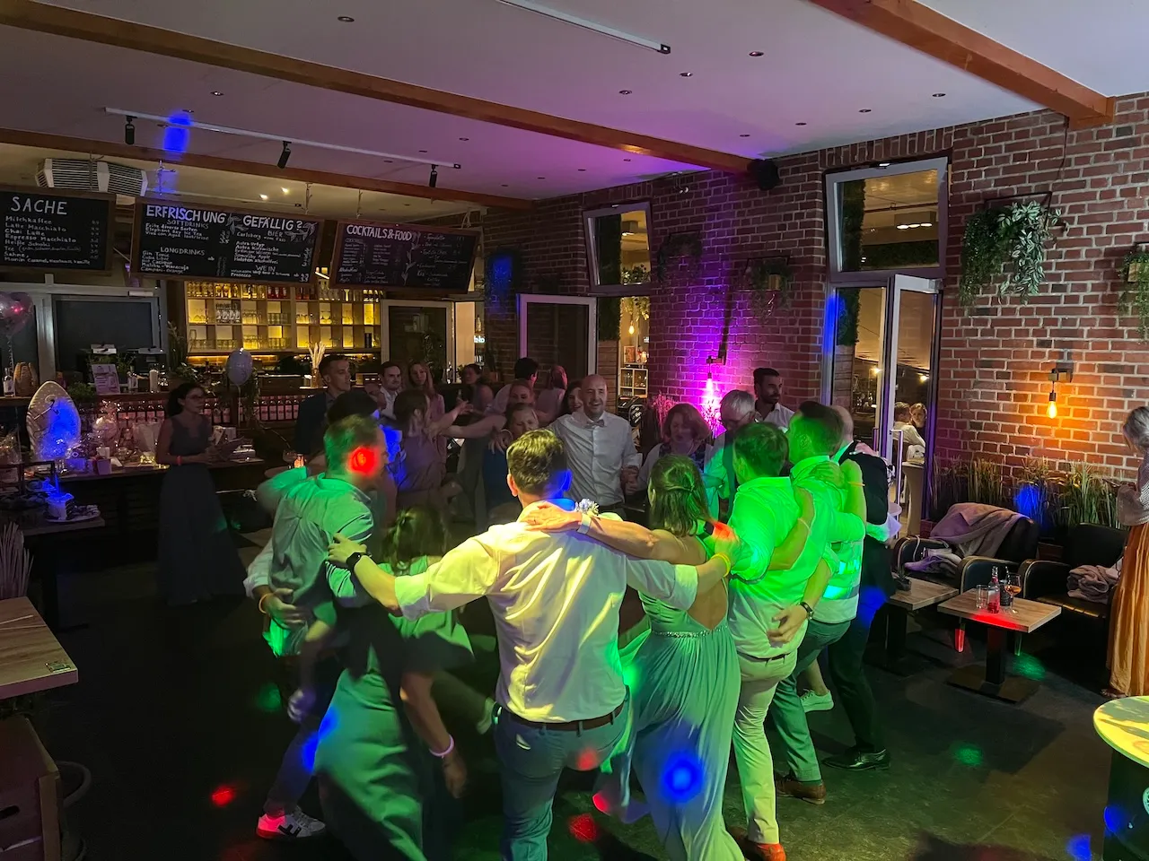 DJ Marco Schmidt - Tanzende Menschen auf der Tanzfläche