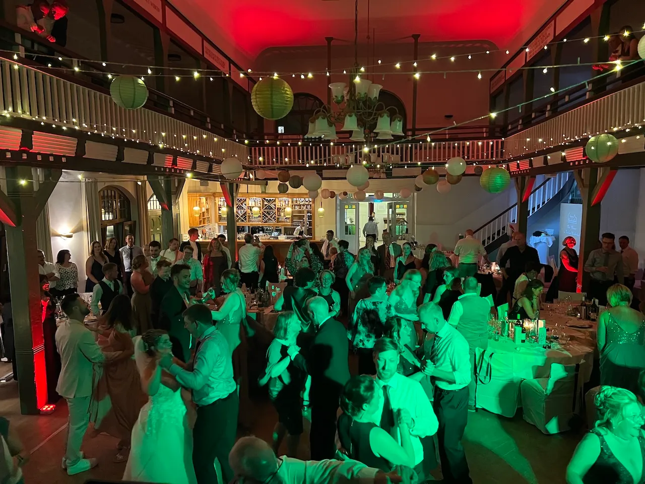 DJ Marco Schmidt - Tanzende Menschen auf der Tanzfläche