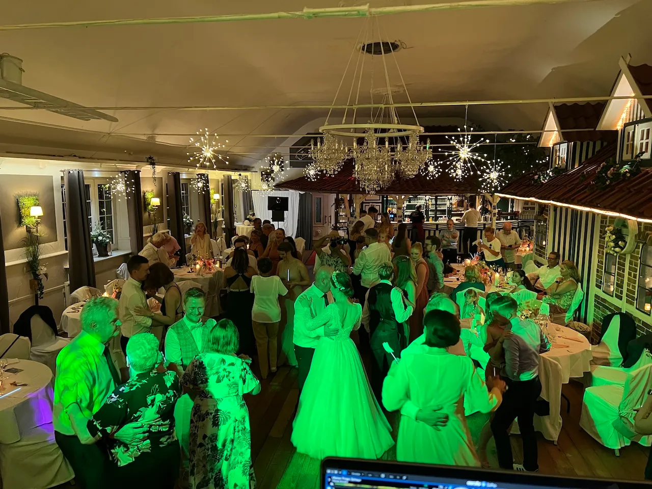 DJ Marco Schmidt - Tanzende Menschen auf der Tanzfläche