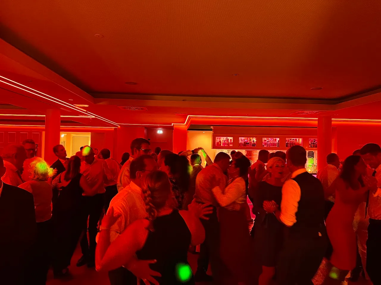 DJ Marco Schmidt - Tanzende Menschen auf der Tanzfläche